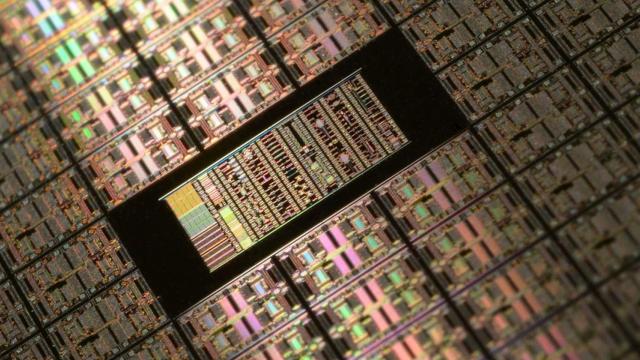 <b>Producătorii de cipuri din Taiwan vor fabrici în SUA, după ce Trump i-a amenințat cu taxe mai mari pe importuri</b>Ideea de fabrică a unui producător de cipuri din Taiwan în SUA nu e nouă, TSMC are deja aşa ceva în State, dar mai sunt şi alte companii care privesc în aceeaşi direcţie vestică. Problema e că nu toate firmele îşi permit să deschidă fabrici 