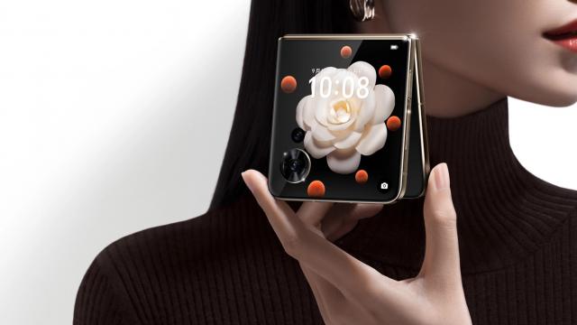 <b>HONOR Magic V2 Flip e în curs de dezvoltare; Noul pliabil cu clapetă ar primi procesor Snapdragon 8 Gen 3</b>Honor își extinde portofoliul de dispozitive pliabile, iar primele detalii despre Magic V2 Flip au început să apară. Conform tipster-ului Digital Chat Station, acest model va aduce un ecran LTPO pliabil și va fi echipat cu un procesor Snapdragon 8 Gen 3. 