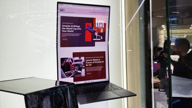 <b>MWC 2025: ThinkBook Flip, laptopul care se transformă pentru orice scenariu de lucru (video)</b>Continuăm aventura noastră de la MWC 2025 în Barcelona, unde Lenovo prezintă un concept inedit: ThinkBook Flip, un laptop cu ecran flexibil, capabil să treacă de la 13,1 inci la un impresionant 18,1 inci. Ideea este similară cu ceea ce am văzut la..