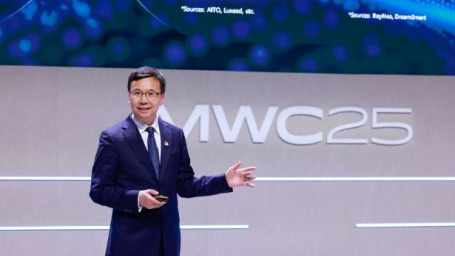 <b>Huawei aduce AI în rețelele telecom; AI-Centric Network optimizează viteza, acoperirea și mentenanța predictivă</b>La MWC Barcelona 2025, Huawei a lansat AI-Centric Network, o soluție care promite să transforme infrastructura telecom, integrând inteligența artificială în gestionarea rețelelor. Yang Chaobin, Director în Consiliul de Administrație Huawei și CEO ICT..