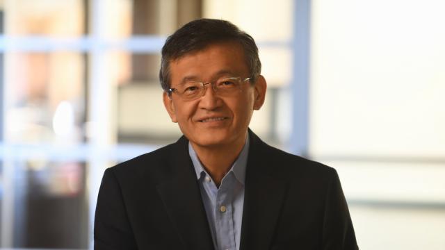 <b>Intel are un nou CEO: Cine este Lip-Bu Tan?</b>Intel a avut un ultim an agitat, culminând cu schimbarea de CEO făcută la început de an 2025. Ei bine, pe la început de lună martie 2025 a anunţat noul său CEO, în persoana lui Lip-Bu Tan. Cine este acesta aflaţi în rândurile următoare