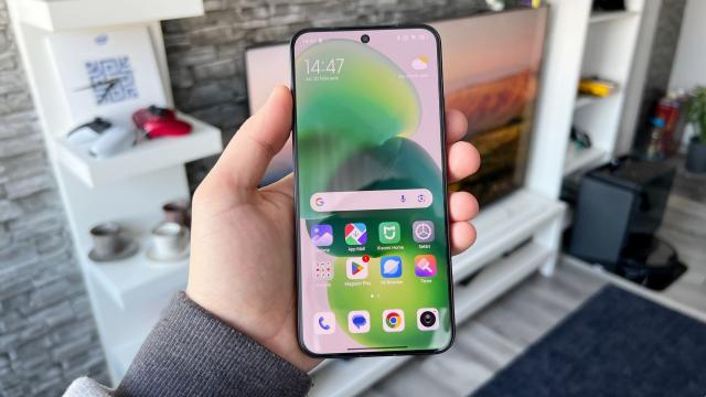 <b>Xiaomi 16 va crește diagonala față de predecesor și vom avea un model de bază nu la fel de compact ca cel din 2025</b>Xiaomi 15 este un smartphone compact și un element care îl ajută să obțină această laudă este ecranul destul de mic pentru trendurile actuale, mai precis 6.36 inch. Are muchii foarte înguste, este plat și asta înseamnă că îl poți 