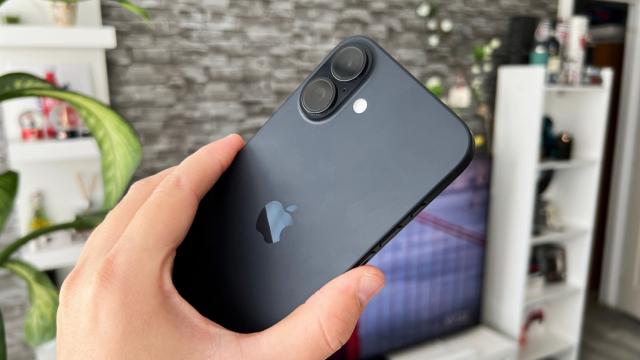 <b>1 din 5 iPhone-uri sunt fabricate în India; Producție în valoare de 22 miliarde de dolari în Tamil Nadu și Karnataka</b>Aflăm prin intermediul PeScurt.ro că Apple a produs iPhone-uri în valoare de 22 de miliarde de dolari în India în ultimul an fiscal. Vorbim despre o creștere de aproape 60% față de anul precedent. Practic, unul din cinci iPhone-uri vândute în lume