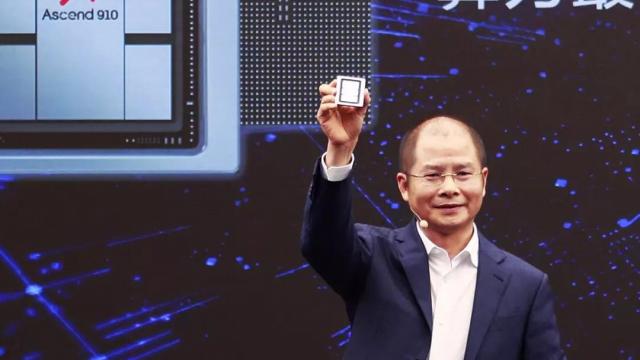 <b>Huawei lansează Ascend 910D; NVIDIA pierde teren pe piața AI din China</b>Huawei agită serios apele în industria AI din China cu lansarea noului cip Ascend 910D, aflat deja în faza de testare internă. Primele mostre vor ajunge la partenerii locali până la sfârșitul lunii mai 2025, semnalând o accelerare a planurilor companiei..