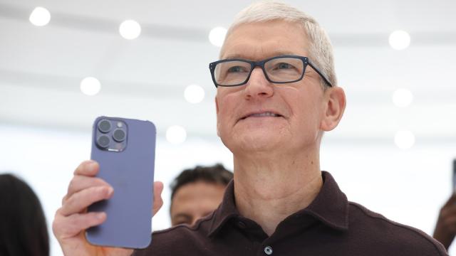 <b>Cum ar putea produce Apple smartphone-uri în SUA? iPhone-ul ar putea fi fabricat de roboți în viitor</b>Chiar dacă ideea mutării producției iPhone în Statele Unite nu sună deloc bine din perspectivă economică, Tik Cook, CEO-ul Apple, a explicat recent cum ar putea fi posibil acest lucru. Într-o discuție cu secretarul Comerțului american, Howard Lutnick