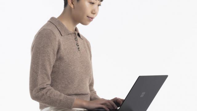 <b>Microsoft dezvăluie noul Surface Laptop 2025 cu ecran de 13 inch, procesor Snapdragon X Plus</b>Microsoft a ţinut pe 6 mai 2025 un eveniment, în cadrul căruia a dezvăluit cel mai nou laptop al său din gama Surface. E vorba despre Microsoft Surface Laptop (2025), modelul de 13 inch, care vine cu... downgrade-uri.