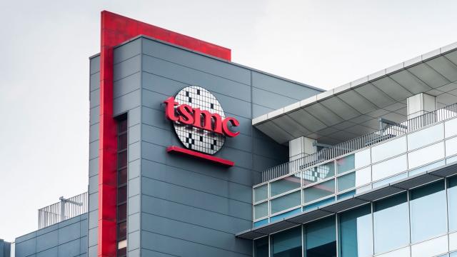 <b>TSMC va angaja 6.000 de oameni pentru fabrica de cipuri din Arizona; expansiunea va necesita forță de muncă calificată</b>Fabrica a treia a TSMC din Arizona, aflată în construcție la periferia orașului Phoenix, va necesita aproximativ 6.000 de angajați până la finalul acestui deceniu, potrivit declarațiilor oferite de Rose Castanares, președinta subsidiarei americane a..