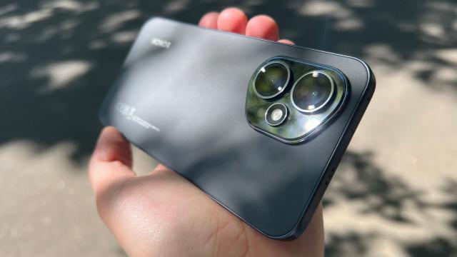 <b>Honor 400: Camera de 200 megapixeli care în sfârșit poate livra și zoom de calitate, fără telephoto alături</b>În ultimii ani smartphone-urile Honor au fost despre cameră și îmi amintesc că anul trecut în primăvară descopeream cât de multă muncă stă în spatele unei fotografii realizate de către studioul francez Harcourt și cât de ușor 