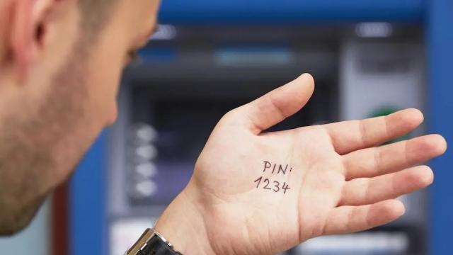 <b>Ai „1234” ca PIN? Schimbă-l urgent; Lista completă cu cele mai riscante combinații</b>Folosim coduri PIN peste tot: pe telefon, la cardul bancar, în aplicații. Problema e că majoritatea utilizatorilor încă aleg combinații banale, de genul „1234” sau „0000”, în ideea că „oricum nu se întâmplă nimic”. Realitatea? Dacă cineva