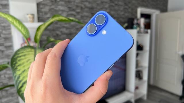 <b>Apple intră în cursa megapixelilor; Testează un senzor principal de 200 MP pentru viitoarele iPhone-uri</b>Apple pare că nu mai stă pe margine când vine vorba de megapixeli mulți pe smartphone-uri. Potrivit leaker-ului Digital Chat Station, compania testează un senzor de 200 megapixeli, cel mai probabil pentru camera principală