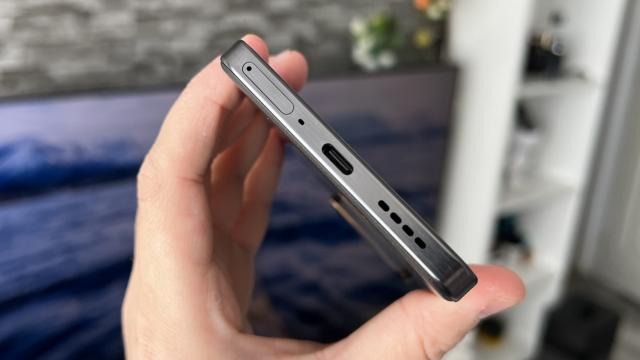 <b>realme GT 7 5G: Baterie bestială, de 7000 mAh, am uitat să o mai încarc!</b>realme GT 7 va rămâne mereu în istorie ca primul telefon cu baterie de 7000 mAh ce ajunge în România. Mai mult sau mai puţin oficial. E drept, au mai sosit telefoane robuste şi modele experimentale, şi cu baterii de peste 10.000 mAh. Eu mă refer la noua