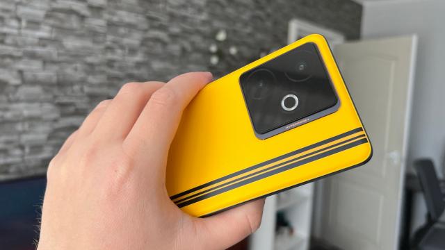 <b>realme GT 7T: Suita de conectivitate potrivită pentru un mid-range, WiFi 6, 5G, NFC </b>realme GT 7T vine cu suita de conectivitate de care ai nevoie, iar prin asta mă refer la faptul că ai WiFi 6, ai 5G, plus NFC, ba chiar și un emițător infraroșu dacă vrei să controlezi TV-ul și să lași telecomanda să se odihnească