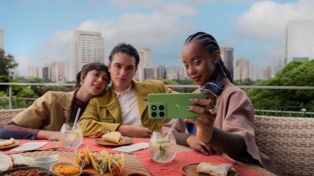 <b>Motorola edge 60 acum disponibil oficial în România, întregește seria compusă din edge 60 fusion și edge 60 pro</b>Prin intermediul unui comunicat de presă cei de la Motorola anunță astăzi disponiblitatea lui edge 60 pe piața din România, telefon care vine să completeze seria care include și variantele edge 60 Fusion (review aici) și edge 60 Pro 