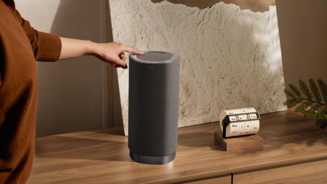 <b>TCL intră tare în jocul audio wireless cu Z100; Dolby Atmos FlexConnect face totul automat, fără cabluri</b>TCL a lansat Z100, primul sistem audio wireless din portofoliul său, compatibil cu tehnologia Dolby Atmos FlexConnect. Sistemul funcționează doar împreună cu anumite modele de televizoare TCL Mini LED (seriile C6K, C7K, C8K, C9K și X11K), iar integrarea