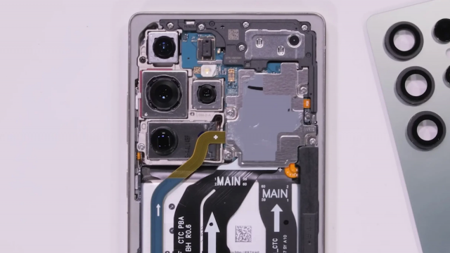 <b>Samsung revine la 16 GB RAM în 2026, pe Galaxy S26; iPhone 18 rămâne la 12 GB</b>În contextul evoluţiei soluţiilor AI de pe telefoanele mobile, e aşteptat să vedem o creştere a cantităţii lor de memorie în următoarea perioadă. Ce e drept e greu să mai înţelegem direcţia urmată de companii, de vreme ce Samsung