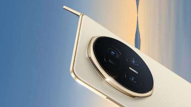 <b>Honor Magic V5 nu face sacrificii în ciuda taliei reduse și va oferi o cameră periscop telephoto de 64 mpx</b>Ne pregătim de cele mai hot pliabile ale verii iar dacă vrei unul tip carte/fold care să livreze serios la nivel de cameră, cred că ți-ai cam pus ținta pe Honor Magic V5, sau o vei face astăzi la auzul veștii că va avea un setup foto ca de flagship