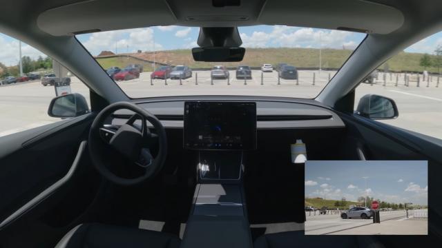 <b>Primul Tesla care se livrează singur la client; Elon Musk reacționează cu „Kapow” după o cursă complet autonomă</b>Tesla a bifat o premieră în industria auto: prima livrare autonomă a unui vehicul, fără șofer sau operator la distanță. Un Model Y a parcurs aproximativ 30 de minute de la fabrica Gigafactory din Austin, Texas, direct la noul proprietar, manevrând singur 