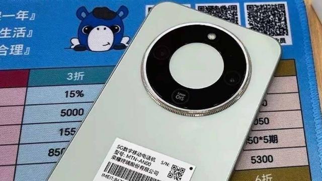 <b>Honor X70 apare în primele imagini live, cu protuberanță de cameră familiar și baterie uriașă de 8300 mAh</b>Cu doar câteva zile înainte de lansarea oficială, Honor X70 a fost surprins în imagini reale postate pe Weibo. Designul rămâne în linie cu generațiile anterioare, dar la interior apar upgrade-uri semnificative - în special la baterie, ecran și încărcare