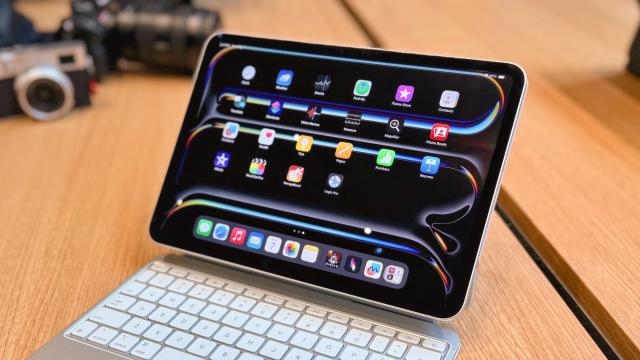 <b>iPad de buget cu ecran de 11 inchi și procesor mai rapid, pregătit de Apple pentru primăvara lui 2026</b>Apple va face ce nu prea putem vedea de la acest producător: va lansa un iPad nou, mai ieftin, în primăvara anului viitor. Conform informațiilor publicate de Mark Gurman pentru Bloomberg, compania lucrează deja la două versiuni ale unui nou iPad de 11 inc