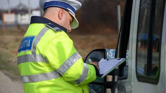 <b>Rămâi fără permis dacă nu-ți plătești amenzile în 90 de zile; plan nou de la Ministerul Dezvoltării</b>Ministerul Dezvoltării vrea să-i lase fără permis pe șoferii care nu-și plătesc amenzile de circulație în 90 de zile. Asta a anunțat vineri ministrul Csake Attila, care spune că în pachetul legislativ pregătit apare clar ideea: nu ai plătit amenda în term
