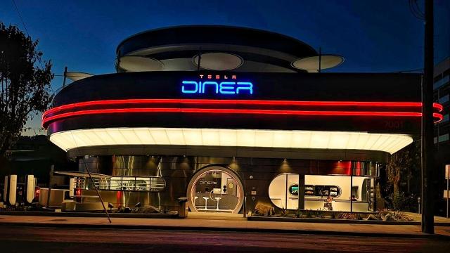 <b>Tesla deschide în sfârșit Diner & Drive-In Supercharger promis în 2018; locul arată spectaculos</b>În ciuda faptului că vânzările Tesla se prăbușesc în Europa, iar conflictul deschis dintre Elon Musk și Donald Trump din SUA pune în pericol subvenții de miliarde, compania continuă să investească în proiecte ambițioase. După șapte ani de amânări, Tesla