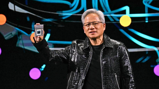 <b>Unde ar trebui să te angajezi ACUM dacă ai 20 de ani, conform CEO-ului NVIDIA, Jensen Huang </b>Dacă ești student la Politehnică și încă te întrebi pe ce drum s-o apuci, poate că ar trebui să-l asculți pe Jensen Huang, CEO-ul NVIDIA, omul care a crescut un startup dintr-un Denny’s din California până la compania de 4 trilioane