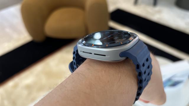 <b>Galaxy Watch Ultra primește One UI 8 Watch; Suport pentru Running Coach, High Stress Alert și ecran modular personalizabil</b>Samsung a început să distribuie actualizarea One UI 8 Watch pentru Galaxy Watch Ultra. Este vorba despre un update care aduce funcții deja lansate pe seria Galaxy Watch8 și care acum ajung și pe modelele mai vechi. Accentul este pus pe monitorizarea sănăt
