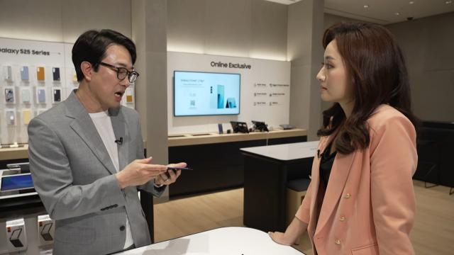 <b>Samsung rămâne calm în fața pliabilului Apple; Mizează pe experiența acumulată și procesorul Exynos din Flip7</b>Samsung nu pare deloc îngrijorat de faptul că Apple se pregătește să lanseze primul său telefon pliabil. Într-un interviu acordat Bloomberg, Won-Joon Choi, șeful diviziei mobile de la Samsung, a declarat că experiența acumulată în ani de zile pe zona...