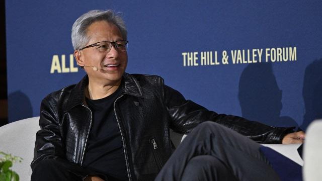 <b>Va mai împinge cineva o mașină de tuns iarba în 2030? NVIDIA susține că autonomia completă devine normă în orice proces de fabricație</b>Jensen Huang, CEO-ul NVIDIA, a vorbit despre cum vede următoarea revoluție industrială, susținând că orice lucru care se mișcă va deveni în curând autonom, iar pentru acest salt tehnologic, companiile trebuie să fie pregătite cu un nou tip de..
