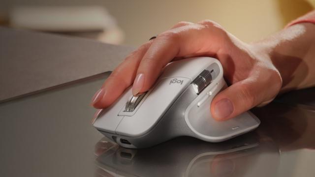 <b>Urmaşul unui super mouse, Logitech MX Master 4 tocmai apare pe web</b>Cred că o bună parte din redacţia Mobilissimo foloseşte zilnic un mouse Logitech MX Master. Eu da, Alex cred, parcă şi Ervin şi cel puţin încă un coleg. MX Master 3 a fost un mega hit, iar acum ne pregătim de succesor, care tocmai 