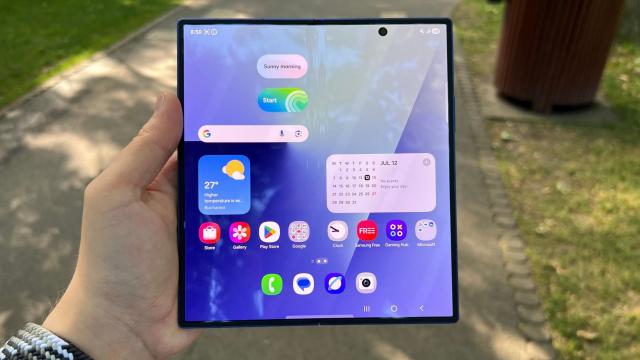 <b>Schimbări la actualizările One UI? Telefoanele Galaxy S nu mai sunt primele care primesc softul nou</b>Samsung a decis să schimbe politica de actualizări software pentru smartphone-urile sale, una care ar putea intra în vigoare chiar de la One UI 8.5 încolo. Pe viitor unităţile Galaxy S nu vor fi mai fi primele care să primească actualizarea 
