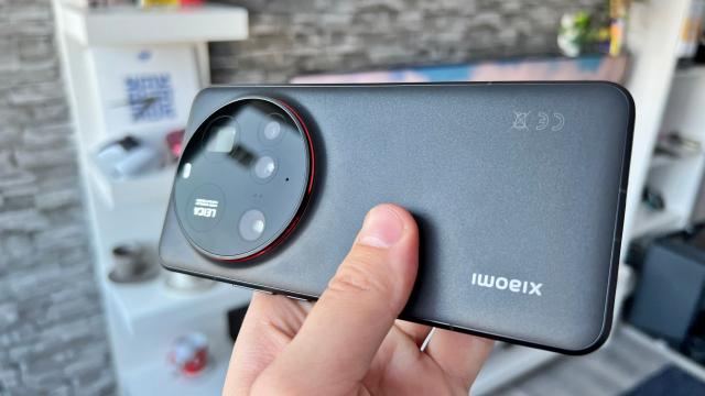 <b>Xiaomi 16 Ultra trece la un zoom continuu de DSLR-uri; Ce înseamnă asta?</b>Xiaomi 16 Ultra a primit câteva scăpări însemnate în ultima vreme, în frunte cu detalii despre camera sa, care aparent ar pierde un senzor. Azi aflăm că flagship-ul Xiaomi din 2026 s-ar putea bucura de un zoom optic continuu, în stilul celui 