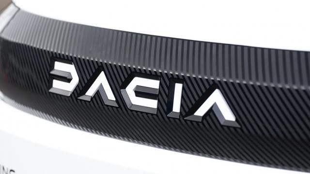<b>Dacia vine în toamnă cu facelift-uri pentru Logan, Sandero și Jogger! Bord digital, schimbări la exterior și motorizare hibrid 1.8</b>Dacia se reinventează și după modelele Duster și Bigster care au adus în ecuație un design nou foarte bine primit de către public, acum e gata să ne ofere și facelift-uri pentru celelalte opțiuni din lineup. Mă refer aici la Jogger, Logan 
