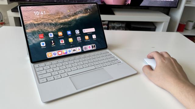 <b>Struţocamilă binevenită? Următoarea tabletă Huawei ar putea fi... un laptop MatePad Pro 2026</b>Am văzut de ceva vreme că Huawei explorează transformarea lui HarmonyOS într-un rival pentru Windows, printr-o ediţie specială pentru PC. Între timp şi-ar putea adapta şi hardware-ul încât să se potrivească cu software-ul