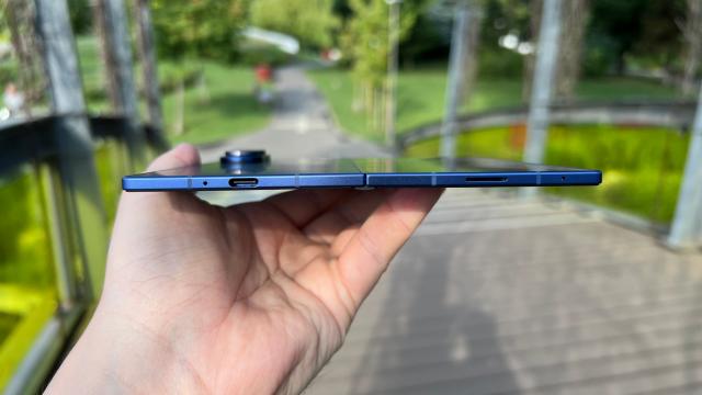 <b>Samsung Galaxy Z Fold7 nu e deloc ușor de reparat; Ce spune analiza iFixit?</b>Samsung Galaxy Z Fold7 a reușit să atragă mai mulți cumpărători, fiind un pliabil regândit serios și nu doar un facelift precum se întâmpla cu modelele precedente. Asta nu oprește însă scăderea de preț, astfel că într-o lună de la anunțul oficial