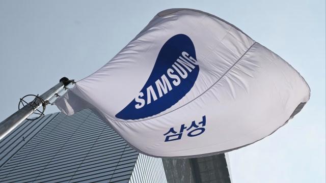 <b>Apple trece la senzori foto fabricați în SUA pentru iPhone; Samsung va produce noile module în Austin, Texas</b>Apple face o mutare neașteptată pe zona foto din iPhone. Potrivit Financial Times, compania renunță la parteneriatul exclusiv cu Sony și va colabora cu Samsung pentru fabricarea de senzori foto avansați direct în SUA. Noii senzori vor fi produși în..