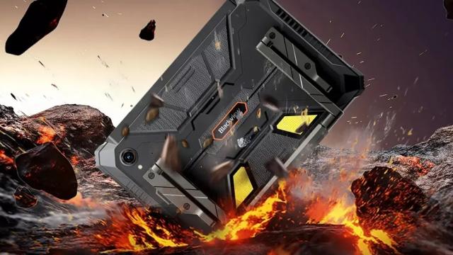 <b>Blackview Active 12 Pro a debutat! Tabletă robustă cu conectivitate 5G, baterie de 30.000 mAh și funcție de proiector</b>Blackview a lansat oficial versiunea globală a tabletei sale robuste Active 12 Pro. E o „bestie” ce cântărește 1.5 kilograme și vine cu o baterie de 30.000 mAh. Combină dotări hardware atractive cu o funcție smart neobișnuită, precum un proiector DLP