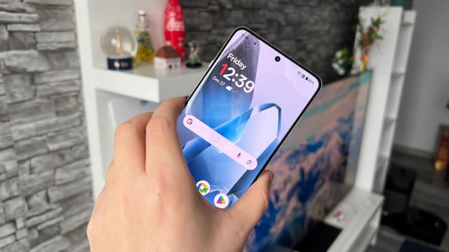 <b>Ştim ce aduce OnePlus 15 la capitolul ecran; Refresh rate prea mare?</b>Sincer să fiu nu înţeleg de ce unele companii pun refresh rate-uri uriaşe pe telefoane care nu sunt de gaming. 165 Hz era ceva ce primeai până mai ieri pe ROG Phone-uri şi Nubia Red Magic-uri. Ei bine, OnePlus 15 vrea să ne ofere fix asta