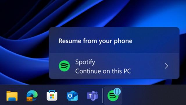 <b>Ai început un podcast pe telefon și îl continui instant pe laptop; Windows 11 testează redarea automată a Spotify și altor aplicații Android între dispozitive</b>Microsoft experimentează o funcție nouă în Windows 11, care permite reluarea conținutului din aplicațiile Android direct pe PC. Testele sunt deja în desfășurare în build-ul Windows Insider Preview 26200.5761 (KB5064093), iar Spotify este prima aplicație