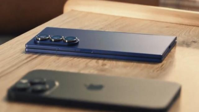 <b>Samsung face mişto de iPhone-uri că nu se pliază; Iată noua sa reclamă (Video)</b>După ce HONOR a tot ironizat Samsung cu diferite teasere şi spoturi legate de pliabile, acum Samsung ironizează Apple pentru... lipsa sa de pliabile. Din ce am înţeles abia prin 2026-2027 vedem noi un pliabil Apple

