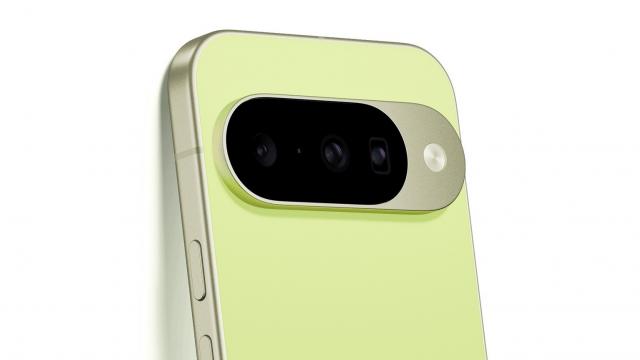 <b>Google îţi reduce voltajul de încărcare a bateriei pe telefoanele Pixel după doar 200 de cicluri; Ce înseamnă asta? </b>Google a confirmat recent că întreaga serie Pixel 10 vine cu funcția Battery Health Assistance activată implicit, fără opțiunea de dezactivare. Asta înseamnă că după aproximativ 200 de cicluri de încărcare, software-ul începe automat 