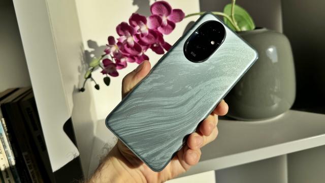 <b>Turul Magazinelor #1534: HONOR 200 tentant, reduceri la periferice Logitech şi laptop gaming la 2599 lei</b>După o perioadă plină de ştiri şi lansări, a revenit Turul Magazinelor, la fix pentru o zi de vineri. Am găsit telefoane la preţ atractiv, cum e acest HONOR 200, de altfel produs vedetă în Turul. Avem şi un laptop de gaming pe la 2599 lei