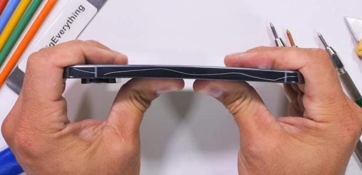 <b>Google Pixel 10 Pro XL e de neclintit şi greu de zgâriat pentru JerryRigEverything la noul test de rezistenţă (Video)  </b>De pe 27 august toată lumea îşi poate cumpăra din magazin un Pixel 10, 10 Pro sau 10 Pro XL (recenzia noastra e aici). Evident au apărut şi primele teste şi recenzii şi dacă unii cumpărători sunt nemulţumiţi, JerryRigEverything pare destul 