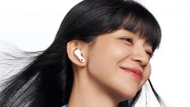 <b>Huawei FreeBuds 7i a sosit: pereche de căşti wireless cu 35 ore autonomie, ANC de 28 decibeli</b>Huawei a ţinut un eveniment fix pe 4 septembrie, parcă pentru a distrage lumea de la IFA 2025. Acolo au văzut lumina zilei al doilea triplu pliabil al companiei, Mate XTs, dar şi tableta de 8.8 inch MatePad Mini. Mai neglijat de ştiri a fost noul produs