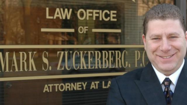 <b>Avocatul cu nume celebru Mark Zuckerberg îşi face dreptate în instanţă împotriva Facebook</b>Asistăm la o situaţie ciudată şi amuzantă în SUA, unde avocatul numit Mark Zuckerberg l-a dat în judecată pe Mark Zuckerberg, fondatorul Facebook. Cum s-a ajuns aici aflaţi mai jos.