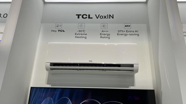 <b>IFA 2025: Am vorbit cu aparatul de aer condiţionat TCL, cu control vocal şi AI</b>La standul TCL de la IFA 2025 am avut ocazia să văd la treabă diferite aparat de aer condiţionat, dar ce mi-a rămas în memorie era aparatul cu control vocal. Era o cabină specială în care puteai "discuta" cu AI-ul

