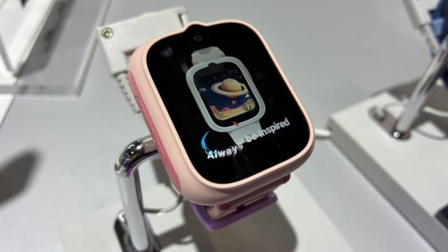 <b>IFA 2025: TCL MoveTime MT48, smartwatch-ul pentru copii cu cameră integrată, AI și funcții de localizare (Video)</b>TCL a lansat Movetime MT48, un smartwatch dedicat copiilor, conceput pentru a îmbina siguranța, conectivitatea și distracția într-un singur dispozitiv. Noul model dispune de localizare dual-band GPS (L1+L5) cu precizie ridicată, zonă de siguranță