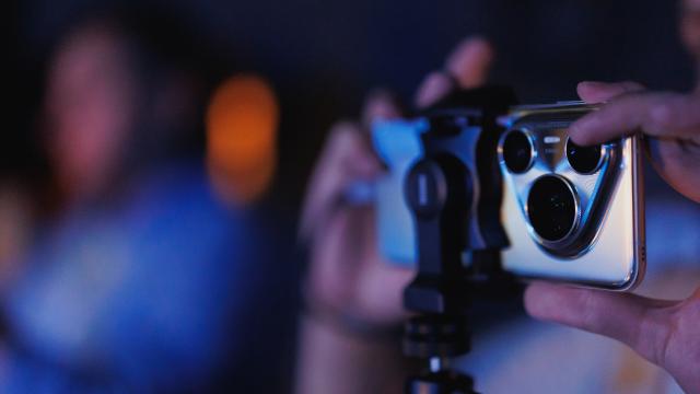 <b>Huawei Pura 80 Ultra, integrat într-un spectacol de la TNB; proiecții live direct de pe telefon, vizibile din Piața Universității</b>Huawei a ales o abordare mai puțin obișnuită pentru a demonstra capabilitățile camerei de pe Pura 80 Ultra: telefonul a fost folosit pentru filmări live în timpul a două spectacole organizate la Amfiteatrul Teatrului Național din București. 