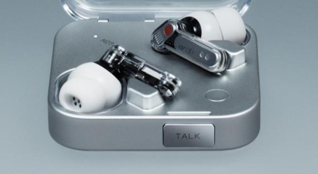 <b>Căștile Nothing Ear (3) apar într-o imagine oficială, cu toc transparent și un buton nemaivăzut </b>După ce a trecut peste lansarea smartphone-ului Nothing Phone (3), care nu a fost primit tocmai cu brațele deschise așa cum se aștepta CEO-ul Carl Pei, acum compania privește spre următorul anunț - cel al căștilor wireless Nothing Ear (3)