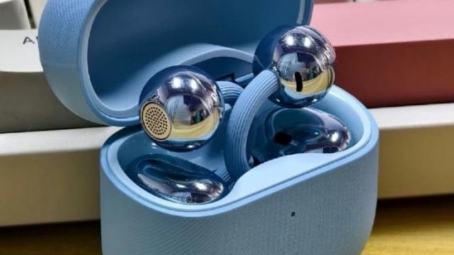 <b>Căștile wireless Huawei FreeClip 2 apar în fotografii, cu o tijă de conectare ce pare îmbrăcată în material textil</b>Cei de la HUAWEI au programat un eveniment important de presă pe data de 19 septembrie în Paris, acolo unde vor aduce ceasurile Watch GT 6, dar câteva zile mai târziu are loc o conferință grandioasă și în China. Evenimentul cu pricina pare